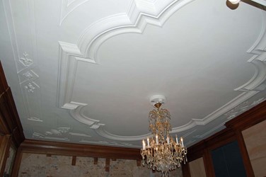 <p>Stucplafond, gedateerd 1717, op de bel-etage van het oude zaalgebouw (1.09). </p>
